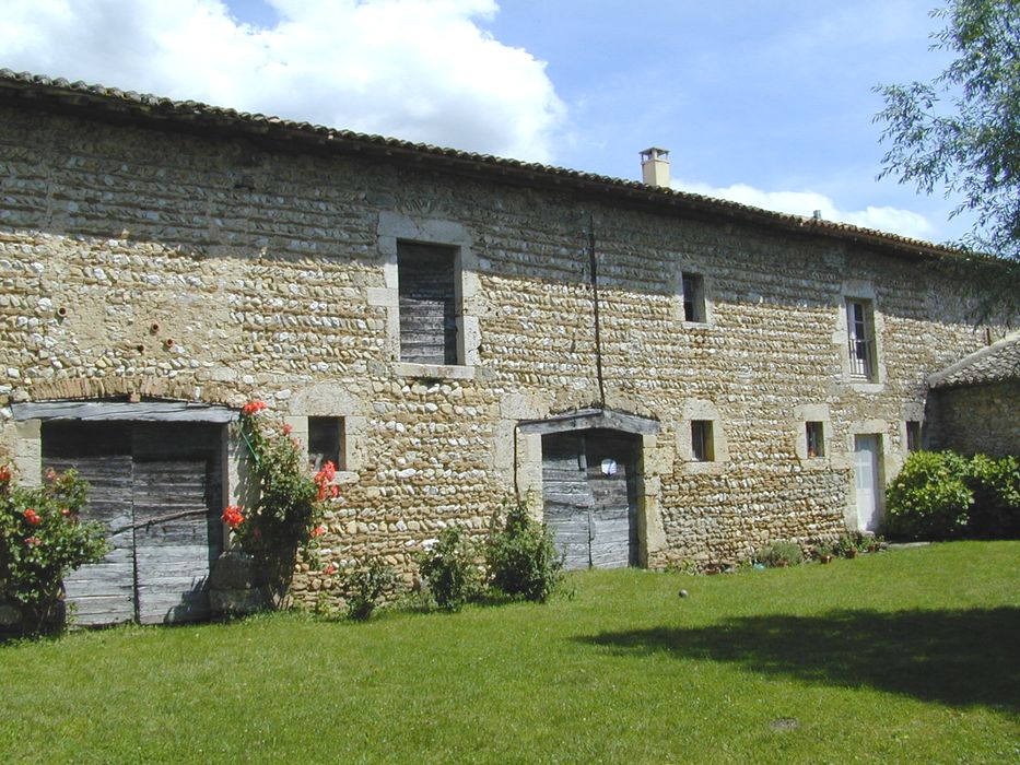 bâtiment des communs sur cour, aile est, façade ouest, vue générale