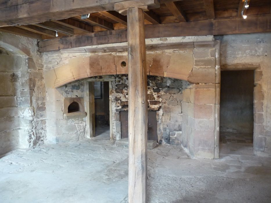 ancienne cuisine, vue générale de la cheminée monumentale