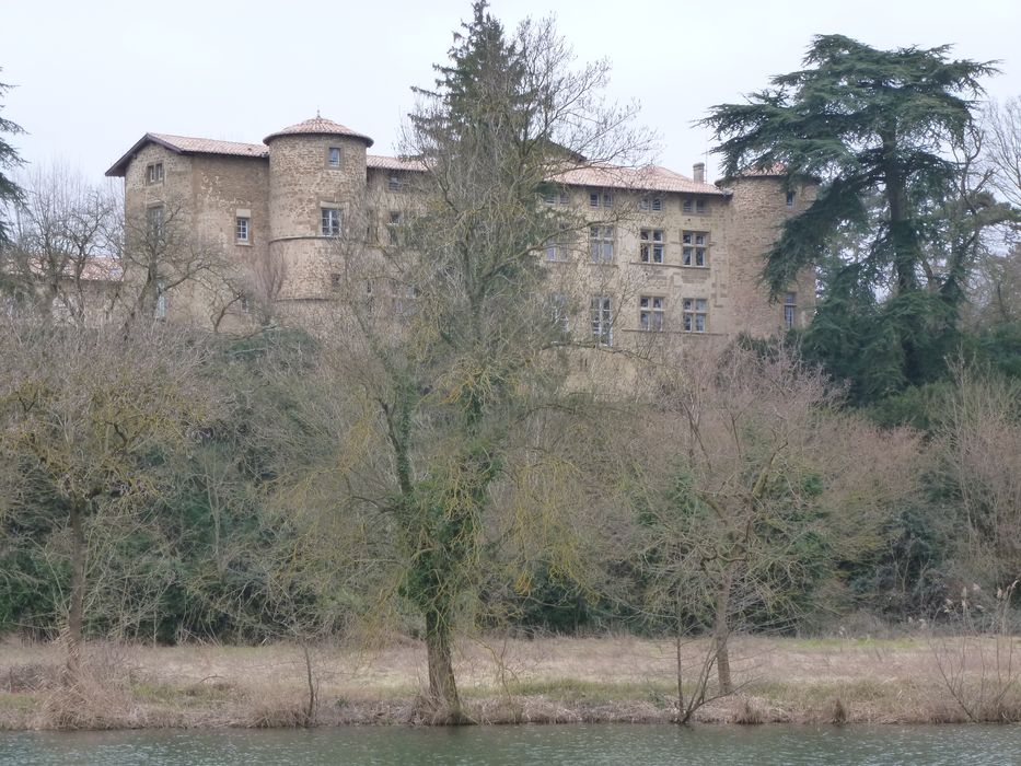 vue partielle du château dans son environnement depuis l’Est