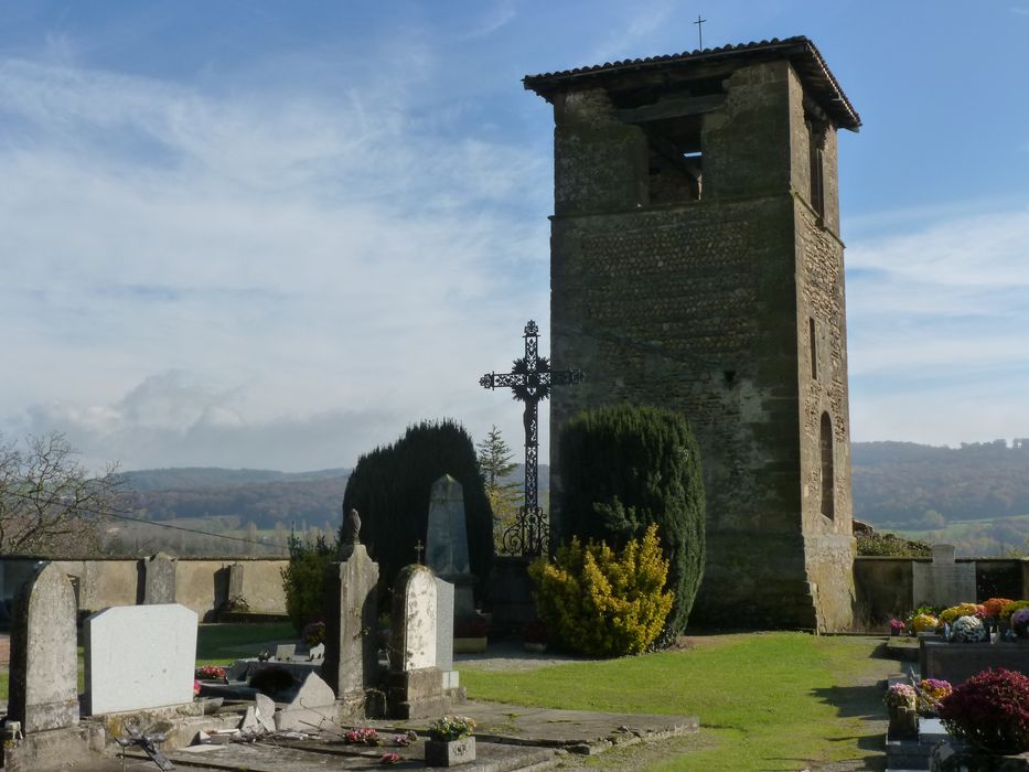 vue générale de la tour dans son environnement depuis le Nord-Ouest