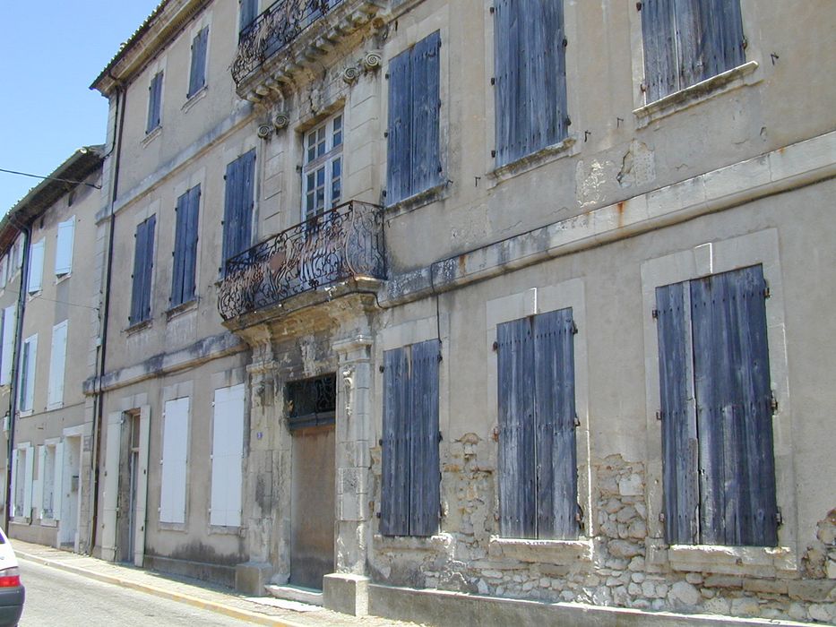 façade sur rue, vue partielle