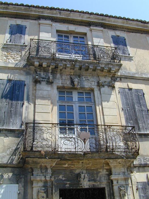 façade sur rue, vue partielle