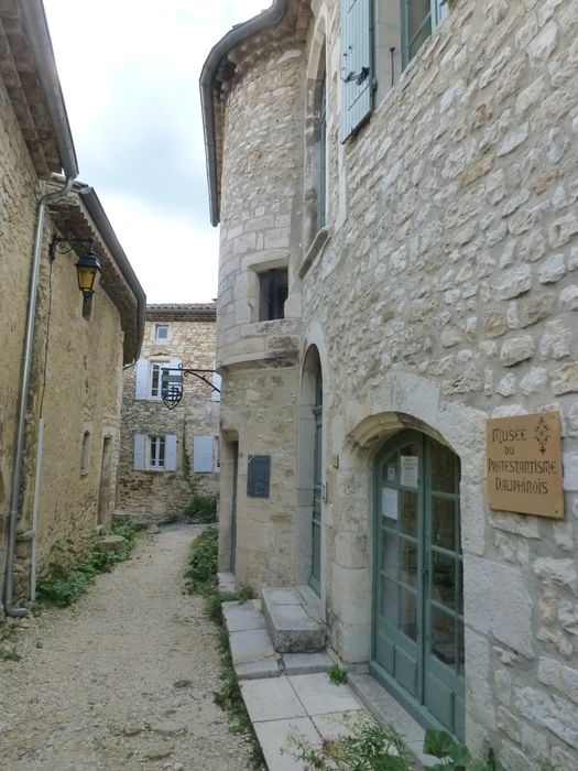 façade sur rue, vue partielle