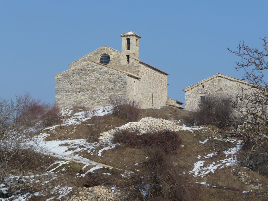 vue générale de l’église dans son environnement depuis l’Ouest