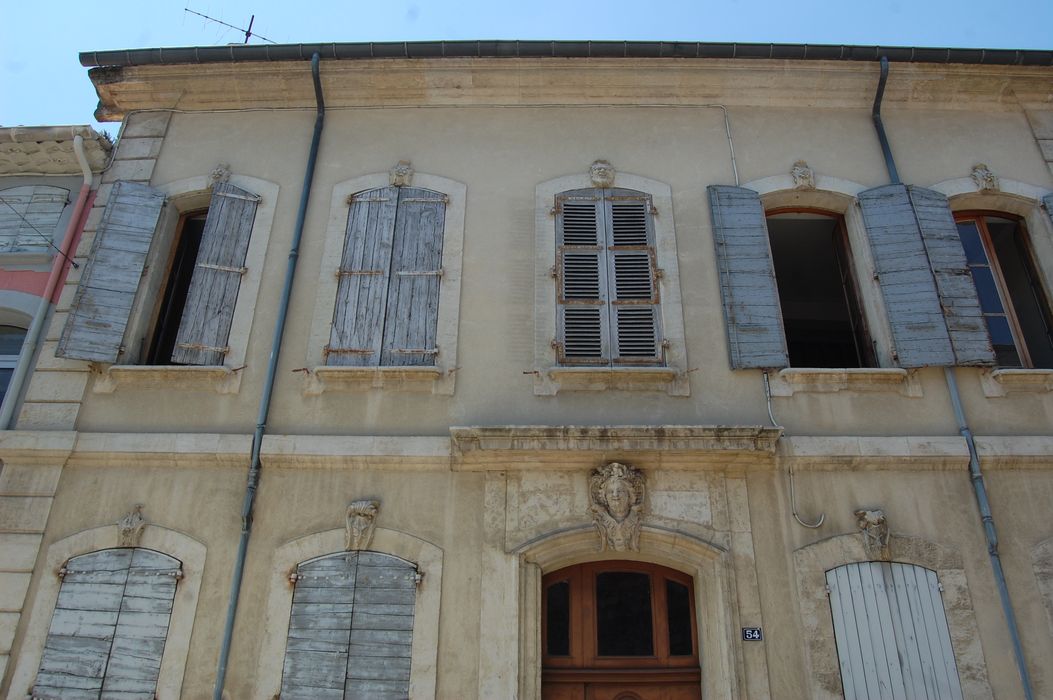 façade sur rue, vue partielle