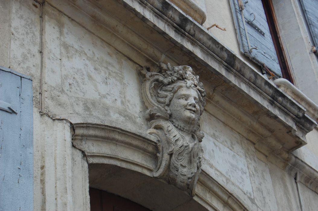 façade sur rue, porte d’accès sur rue, détail de l’agrafe