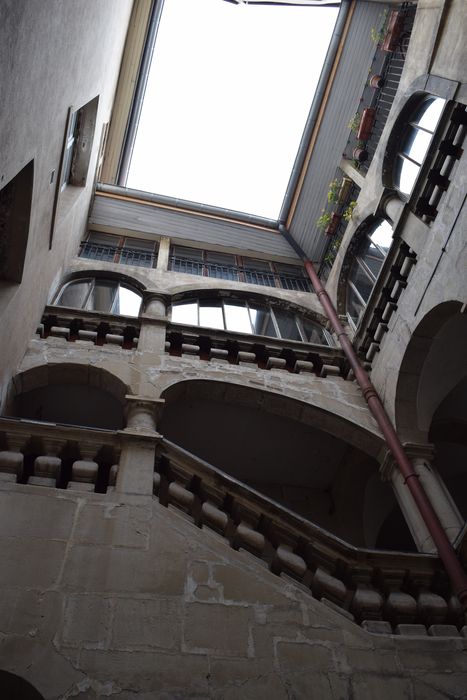 cour intérieure, vue partielle des façades