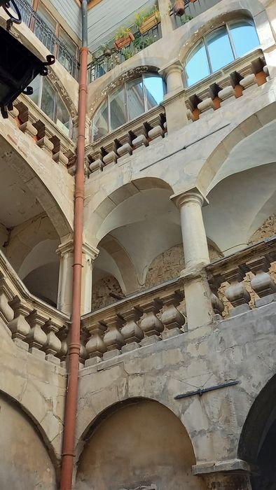 cour intérieure, vue partielle des façades