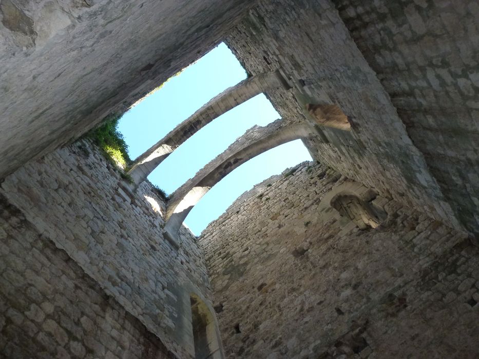 donjon, vue générale des anciens arcs des voûtes depuis le rez-de-chaussée