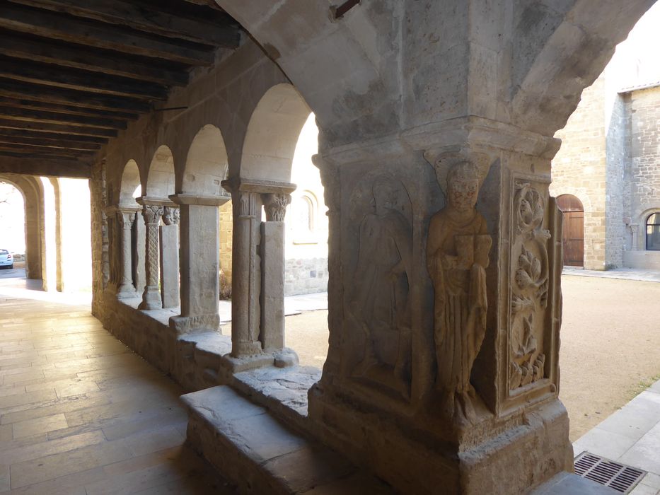 ancien cloître, galerie ouest, vue partielle