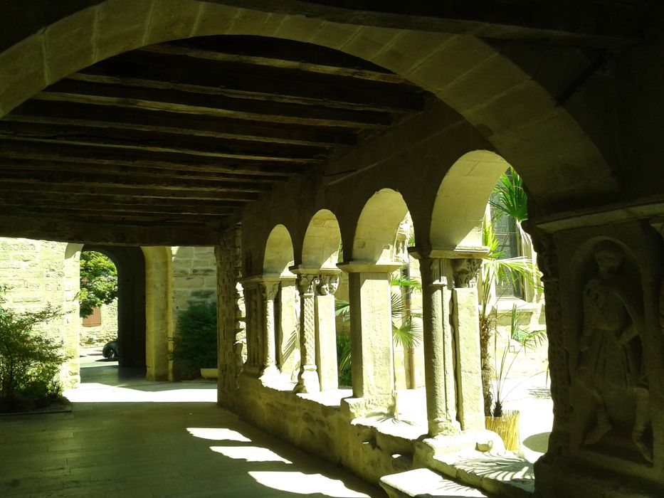 ancien cloître, galerie ouest, vue partielle