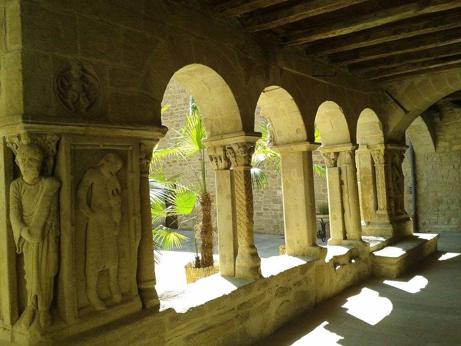 ancien cloître, galerie ouest, vue partielle