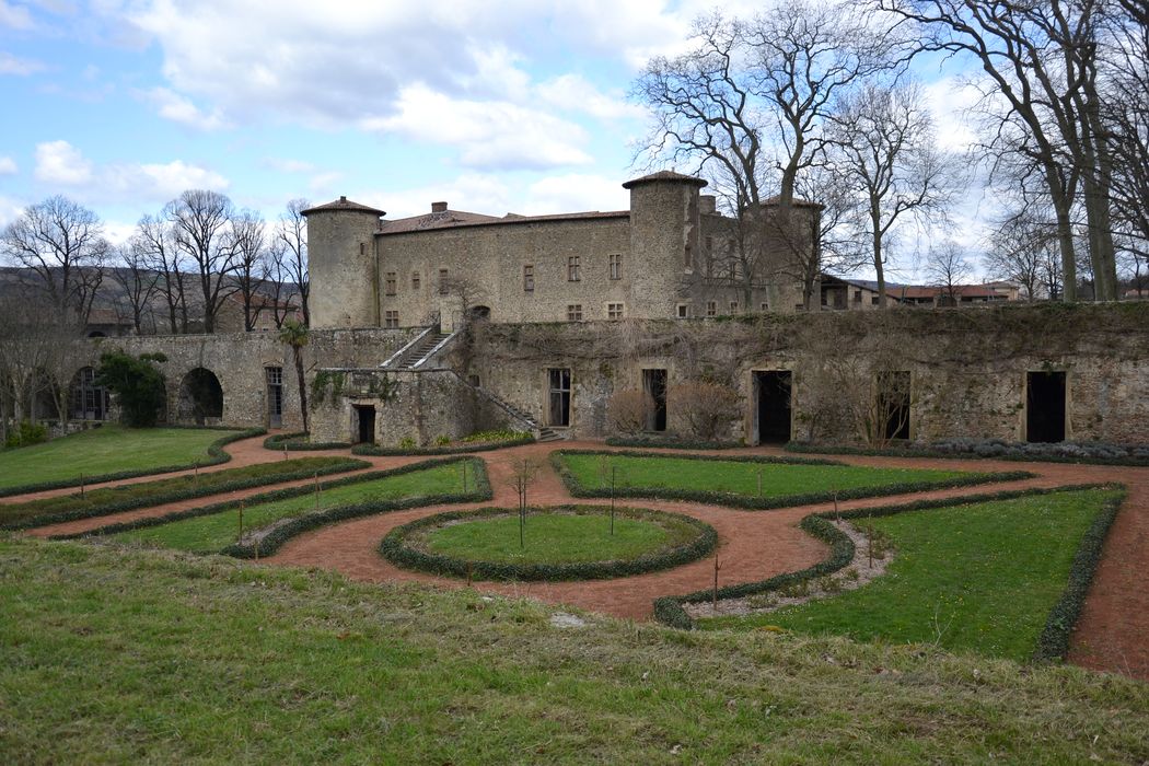 vue générale du château dans son environnement depuis le Sud-Est