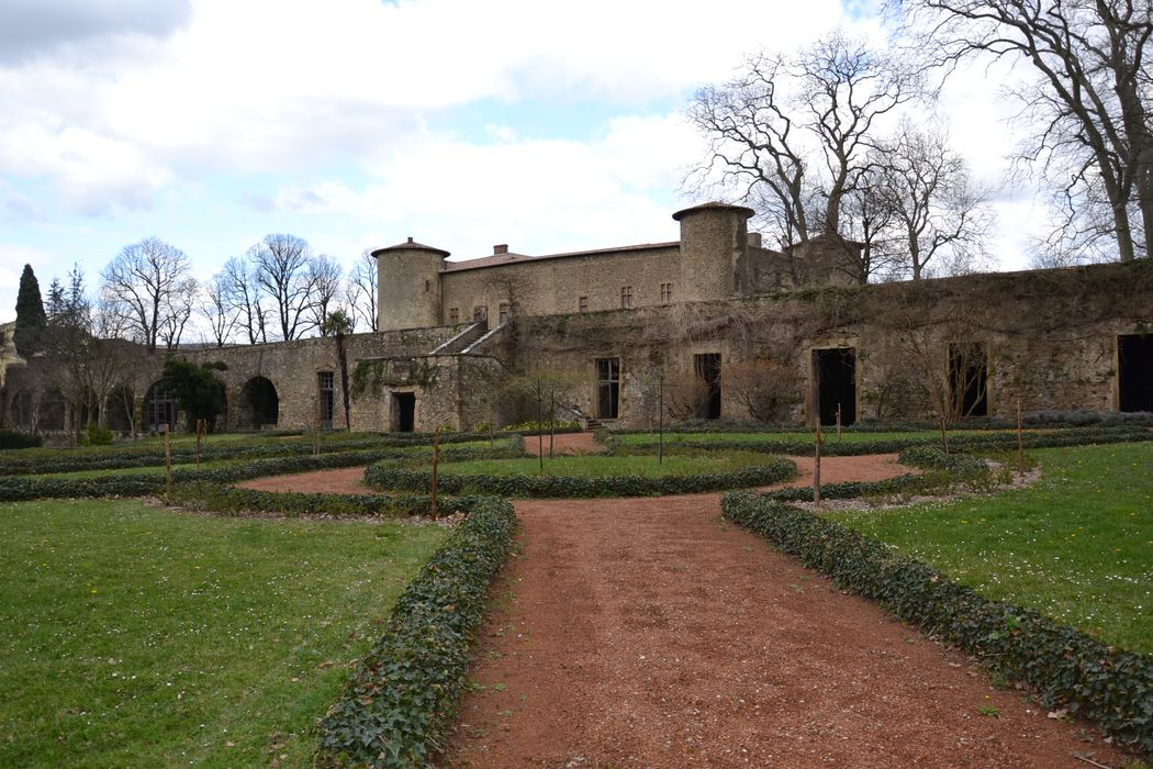 vue générale du château dans son environnement depuis le Sud-Est