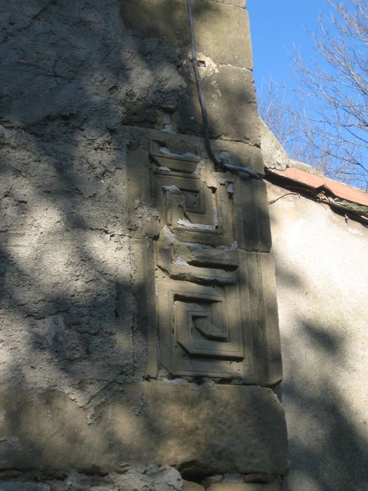 ruines de l’ancienne abbaye, détail d’un fragment lapidaire réutilisé