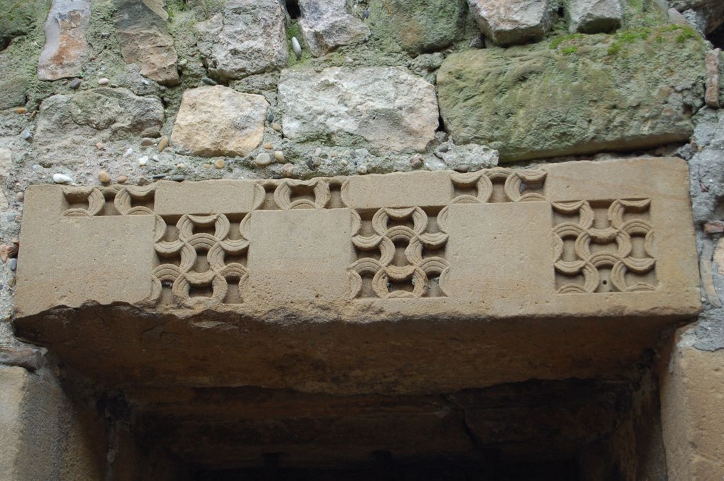 ruines de l’ancienne abbaye, détail d’un linteau