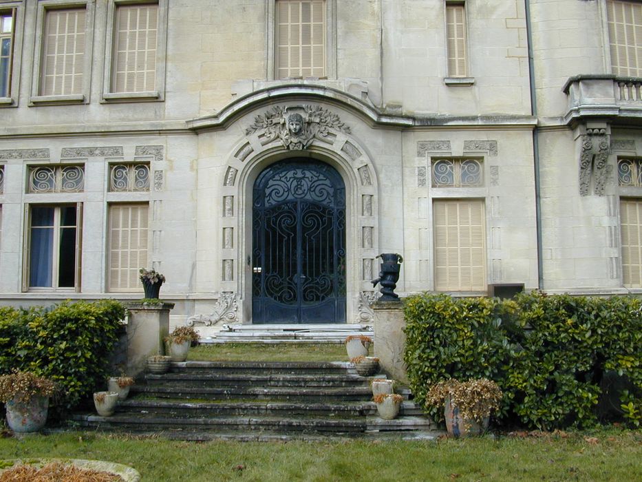 façade sud-est, détail de la porte d’accès