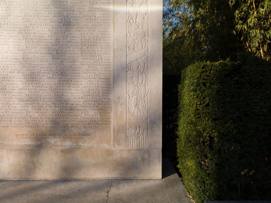 détail de la stèle des soldats de la Guerre de 14-18