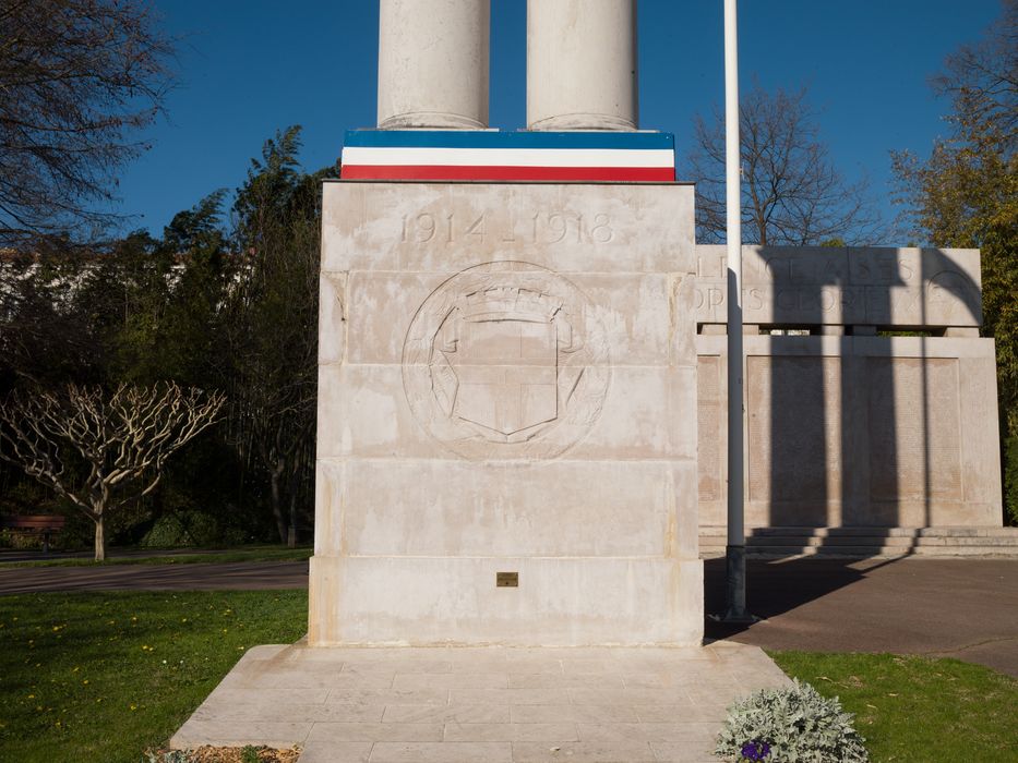 détail du socle de la Victoire 