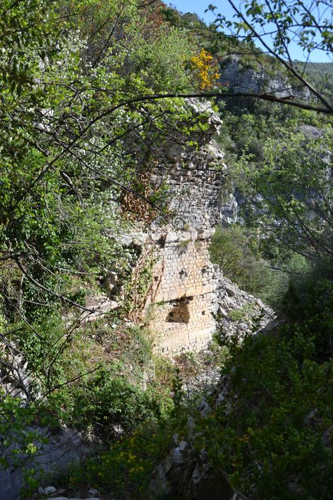 vue partielle des ruines du pont dans son environnement