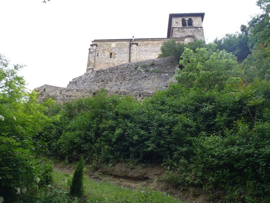 vue partielle de l’église dans son environnement depuis le Sud