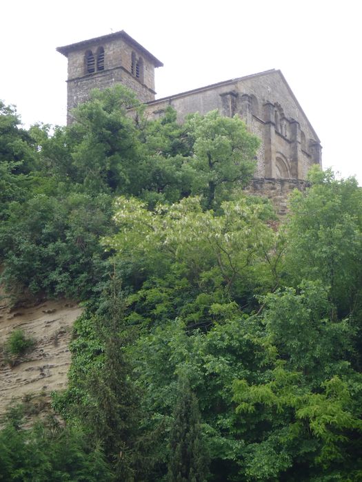 vue partielle de l’église dans son environnement depuis le Nord-Ouest