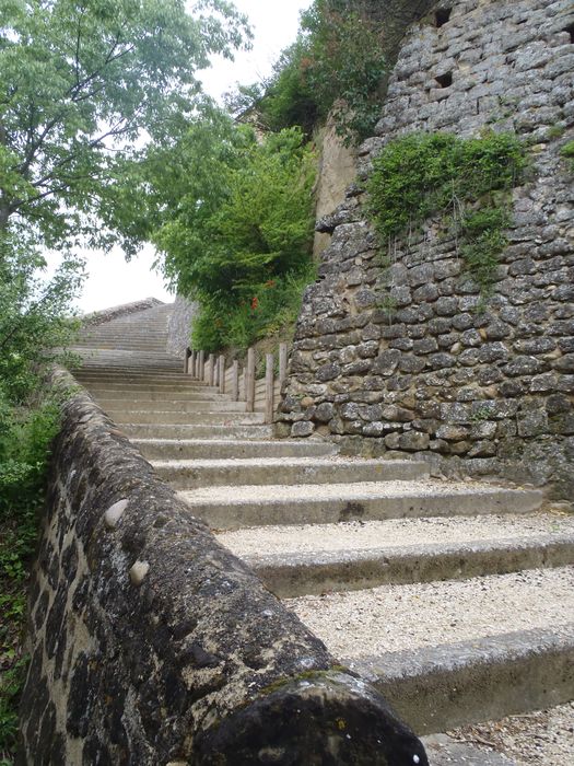 escalier menant à la plate-forme où se trouve l’église