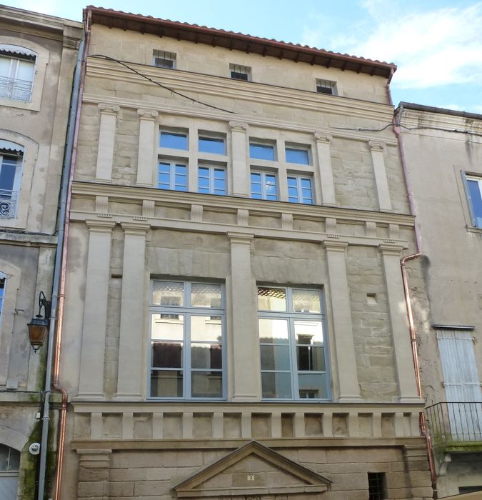 façade sur rue, vue partielle