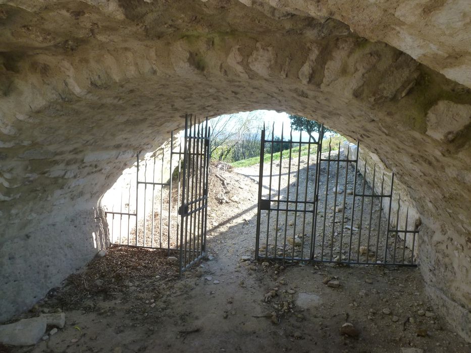 passage d’accès à la cour