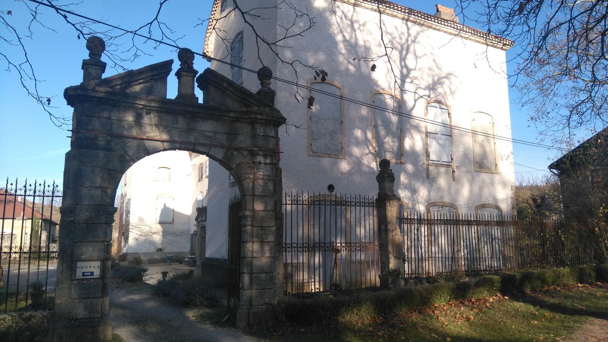 portail d’accès sud à la cour, vue générale