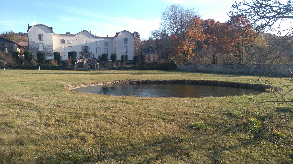 vue générale du château dans son environnement depuis le Nord-Ouest