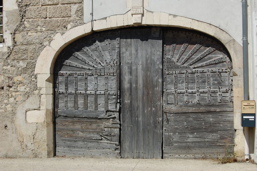 façade sur rue, détail du portail d’accès à la cour