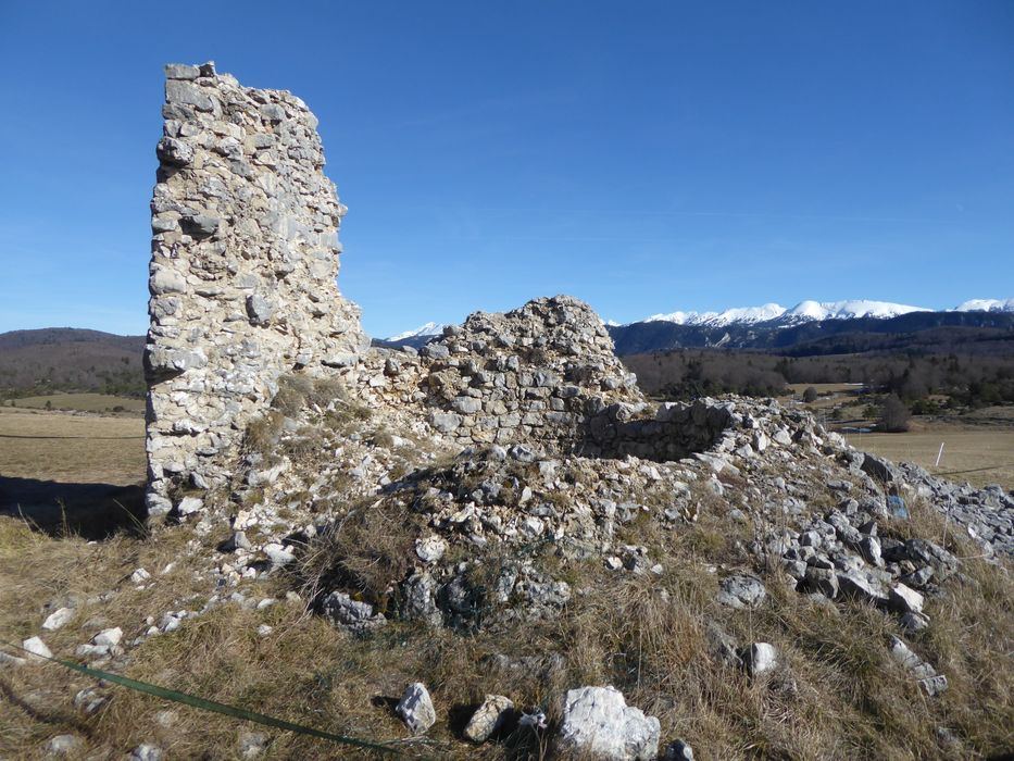 vue générale des ruines d’un des moulins