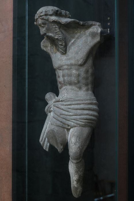 Statue : Christ en croix, vue générale