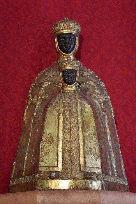 Groupe sculpté : Vierge noire au manteau - © Ministère de la Culture (France), Direction Régionale des Affaires Culturelles d’Auvergne-Rhône-Alpes – Tous droits réservés