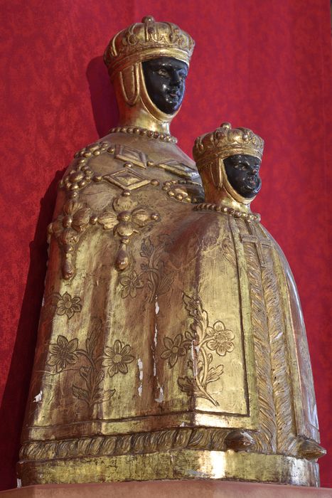 Groupe sculpté : Vierge noire au manteau