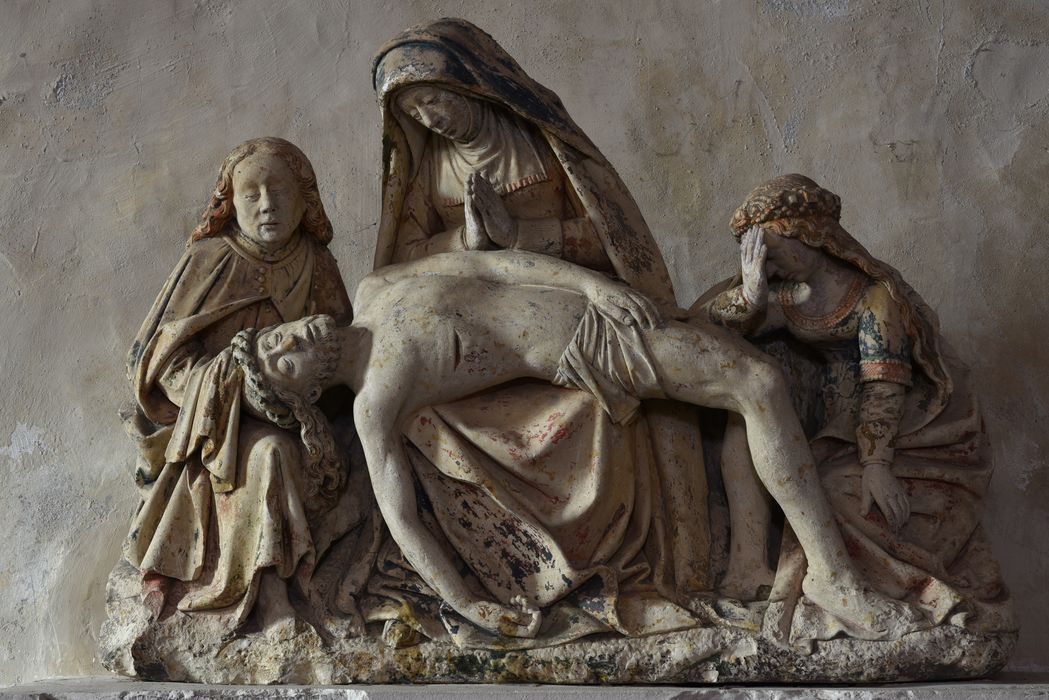 groupe sculpté (petite nature) : Pietà entre saint Jean et sainte Madeleine.