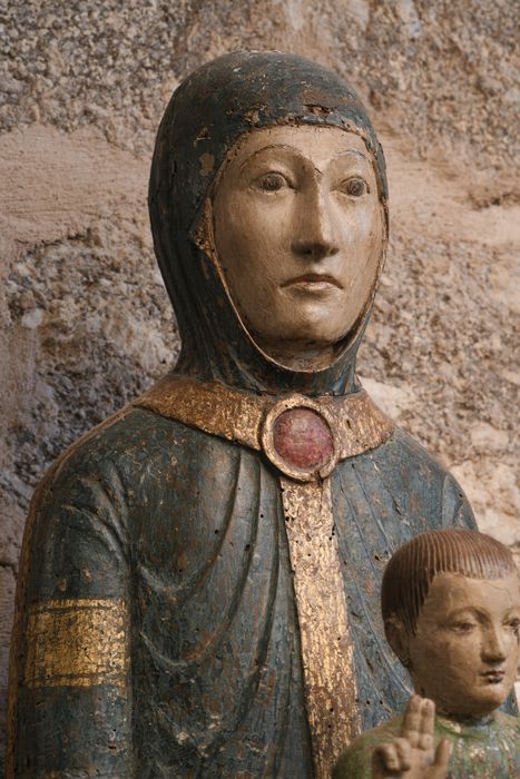 groupe sculpté : Vierge en majesté, vue partielle