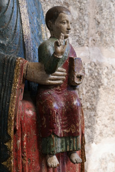 groupe sculpté : Vierge en majesté, détail de l’Enfant