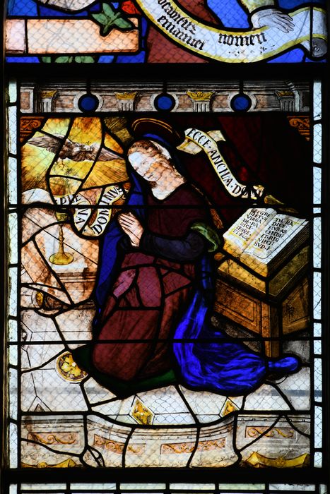 chapelle, détail d'une verrière : Annonciation (l'), Vierge