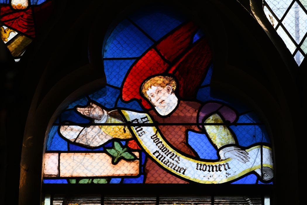 chapelle, verrière, détail : Ange tenant un phylactère