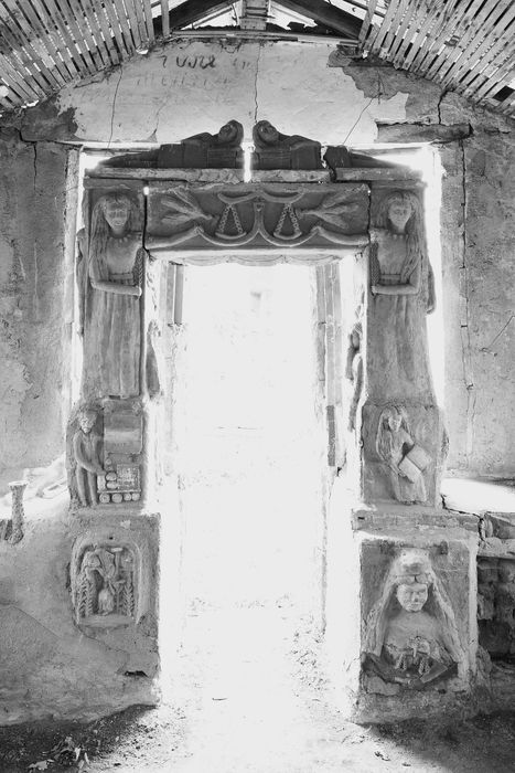 linteau de l'arc de triomphe - © Ministère de la Culture (France), Direction Régionale des Affaires Culturelles d'Auvergne-Rhône-Alpes – Tous droits réservés 