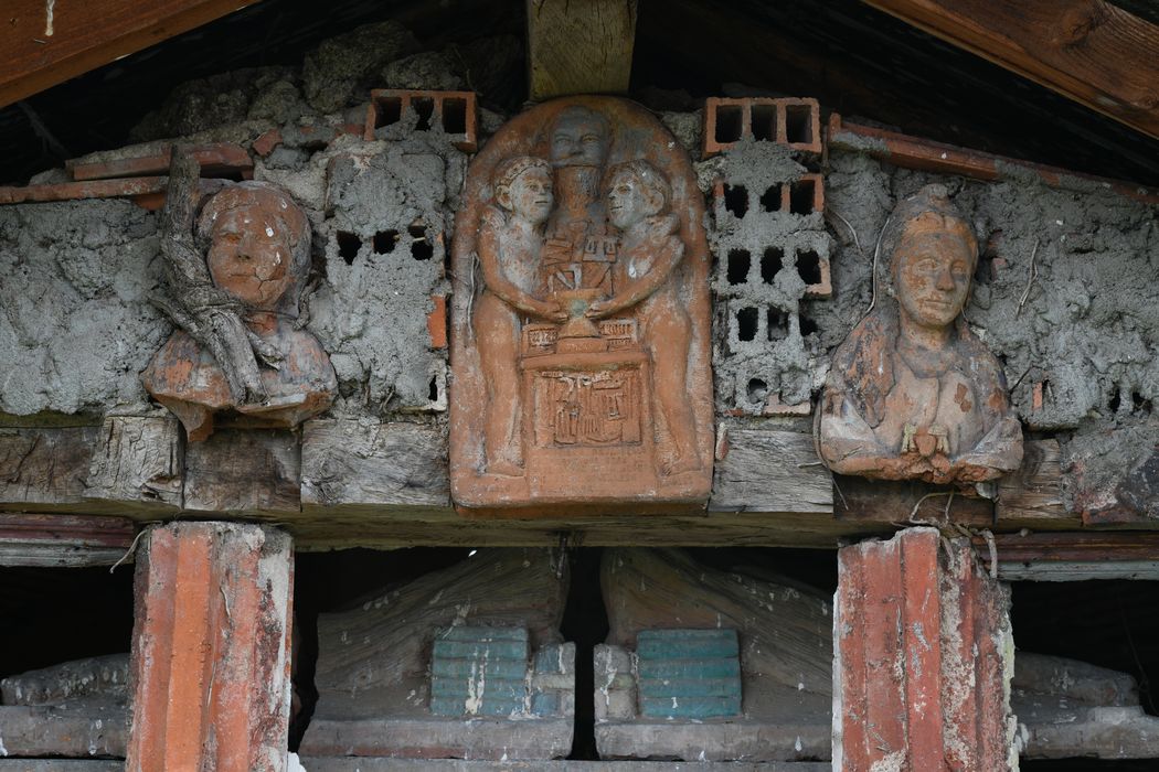 linteau de l'arc de triomphe - © Ministère de la Culture (France), Direction Régionale des Affaires Culturelles d'Auvergne-Rhône-Alpes – Tous droits réservés 