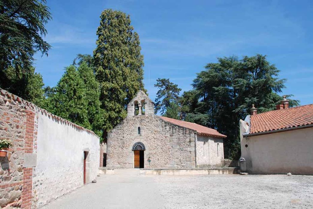 vue générale de l’église dans son environnement depuis l’Ouest