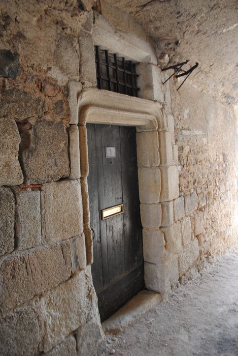 porte d’accès sous le porche