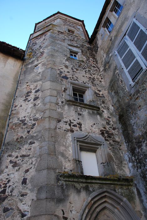 cour intérieure, tourelle d’escalier