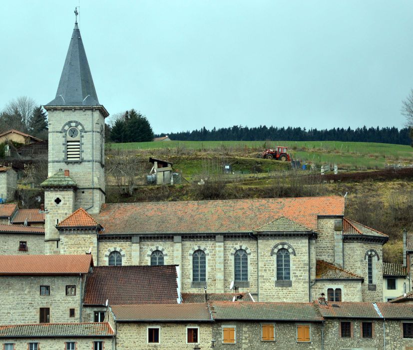 vue partielle de l’église dans son environnement depuis l’Est