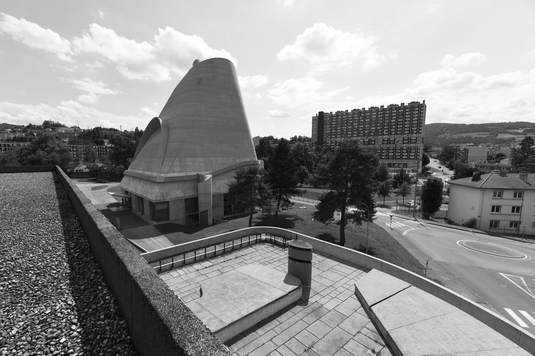 vue générale de l’église dans son environnement depuis le toit-terrasse de la piscine