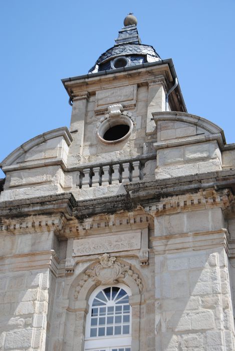 façade sur rue, vue partielle