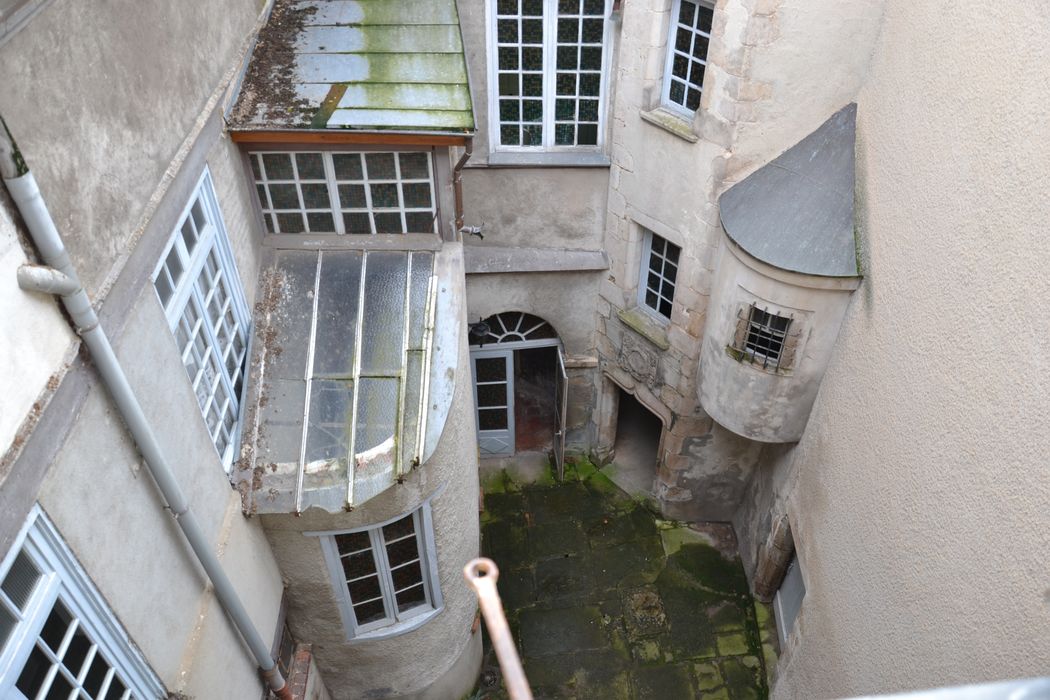 façades sur cour, vue partielle